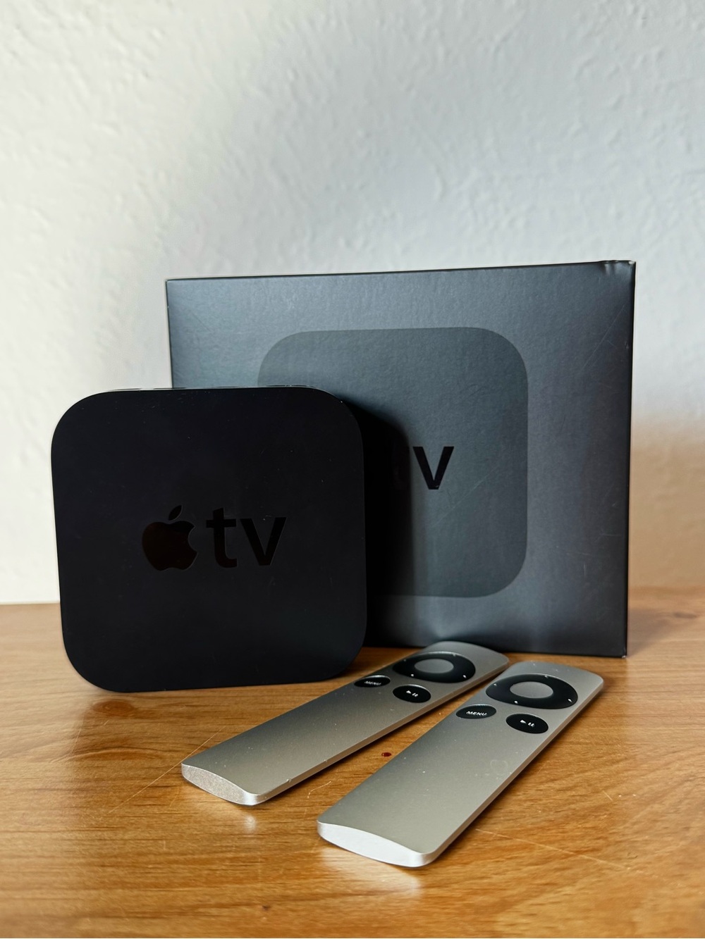 Apple TV A1378 Tested & Working + 2 Remotes